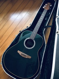 最後平賣 保存很好 高階 專業收藏級 Ovation Balladeer 1711 木吉他，美國製造，琴身為墨綠色，琴頭有Ovation標誌。琴身背面為黑色弧形設計，帶有內置拾音器。配原裝琴盒，內部為