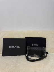 BOY CHANEL 20 A67086 黑色小牛皮菱格/復古銀扣