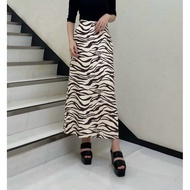 EMODA Brown Zebra Print Skirt Curved Waist Style Slim And New 100% Authentic Japanese Brand Full Of 