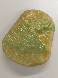 天然緬甸翡翠玉石，極品大馬坎黃加綠翡翠原石一塊，黃翡裡面飄滿陽綠花及色帶，可加工成價值不菲的大牌子，絕對值得珍藏。