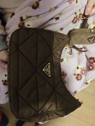 Prada 菱格紋腋下包