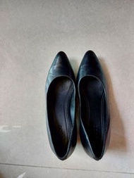 Ecco black leather shoes .黑色真皮高跟鞋