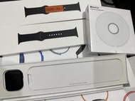 Apple Watch S7 GPS 41mm 午夜鋁金屬錶殼午夜色運動型錶帶 Apple Watch 磁性充電座