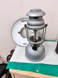 售 品名：德國製Petromax HK250/821B海軍灰近NOS汽化燈 數量：1 品相：近NOS 漂亮 正常點燈 售