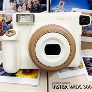 DJS LIFESTYLE 觀塘店 - FUJIFILM INSTAX WIDE 300 INSTANT CAMERA 富士即影即有菲林相機 (白色)【再度返貨】！歡迎親臨我哋網店、觀塘或銅鑼灣門市選