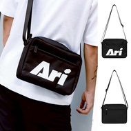 กระเป๋าสะพายข้าง ARI ESSENTIAL MINI MESSENGER BAG ของแท้