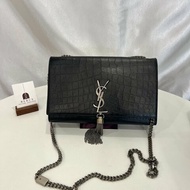 YSL 354119 黑銀鱷魚紋流蘇KATE