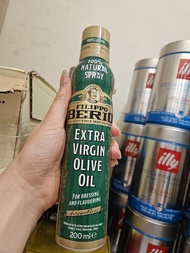$120／3支，$200／6支。Filippo Berio (百益) 品牌推出的 特級初榨橄欖油噴霧。瓶身標註為 200毫升，採用自然噴霧設計，旨在協助精準控制用量並讓油脂均勻分佈在食材上。此產品適合