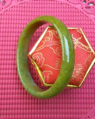 天然緬甸翡翠A玉光令水潤幼潔老種冰黃加綠三彩福祿壽精美卡54mm貴妃手鐲。