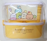 帳號內物品可併單限時大特價    角落生物sumikko gurashi黃色雙層便當盒Lunch Box附2湯杯300ml湯匙叉子主體900ml角落小夥伴pp耐熱材質正版授權餐盒保鮮盒野餐盒聖誕禮生日禮物