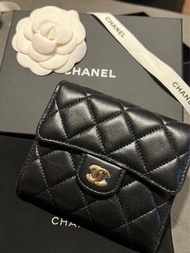 Chanel coco黑色羊皮金釦短夾 30開