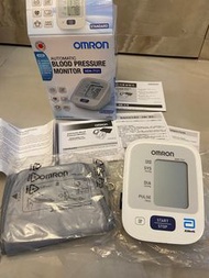 Omron arm cuff automatic blood pressure monitor Model HEM-7121 one year warranty 日本研發 🇯🇵自動電子血壓計 一年保養