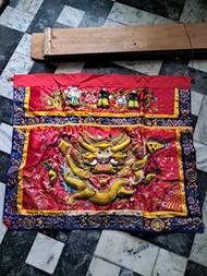 早期的福祿壽三仙龍圖金蔥刺繡桌裙一件，寬105cm,高89cm,非常希少