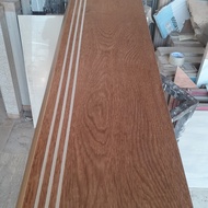 Granit pijakan tangga 30x90 motif kayu