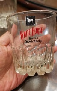 老玻璃酒杯，白馬White Horse威士忌厚底玻璃酒杯，每個售價180元