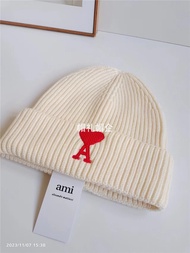 Ami AMI หัวใจสีแดงพีชผ้าจีบปักซี่โครงถักนักเรียนเย็นหมวกคู่รักอินเทรนด์