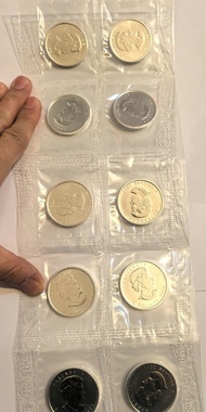 售2011年加拿大楓葉銀幣。$880港幣 －隻，有30隻 銀幣以其高純度（通常為99.99% 純銀）而聞名。 正面通常鑄有加拿大君主的肖像。 背面則飾有標誌性的楓葉圖案。 它們是全球收藏家和投資者中受