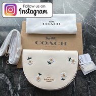 🥳 Coach Ellen Crossbody Handbag 👜 100% New   簡約翻蓋小雛菊 立體花朵半月馬鞍包  尺寸：20.12.4 cm
