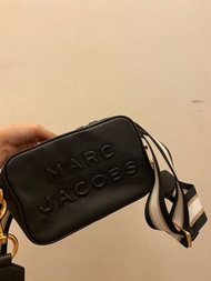 Marc Jacobs 浮雕LOGO牛皮拉鍊寬背帶相機包