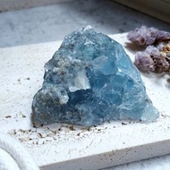💠𝔽𝕝𝕦𝕠𝕣𝕚𝕥𝕖海水藍透亮雪花藍螢石原礦(山型)平底可站立/湖南香花嶺果凍螢石/照光整個可透光.共生白色雪花片狀白方解石/一物一拍「🈵️千免運」