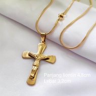 Kalung Salib Yesus Titanium Warna Emas Pria dan Wanita