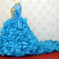 Baju gaun pengantin mewah model kebaya warna biru panjang ekor kembang