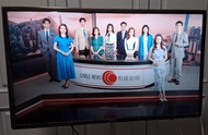 Samsung 32吋 Smart TV (連腳架)