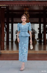 ชุดเดรสยาวผ้าปาเต๊ะลายดอกเบญจมาศ คอหัวใจ แต่งระบายเอว แขนศอก ผ่าหลัง งานอัดกาวทั้งชุดทุกชิ้น ซิปซ่อน