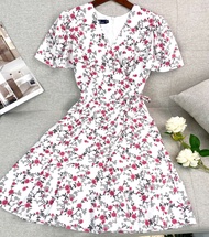 Đầm hoa nhí xòe xinh tay ngắn cổ v dễ thương thiết kế cao cấp đi làm đi chơi eo tôn dáng - Lux W Fas