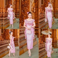 ป้าย Si-am เดรสยาวลายไทยสีชมพู งานกระแส ตามหา คอจับจีบ แต่งริ้วยาว2ข้าง หน้าหลัง ทรงเข้ารูปผ่าหลัง ส