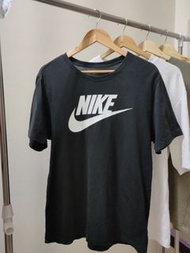 Nike黑色白勾T( L)（限弘光科大面交）