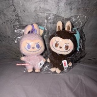 全新 POPLAND 限定 Labubu Popmart The Monsters 19cm 紫色 啡色 北京泡泡瑪特城市樂園 公仔 毛絨 吊飾 掛飾 掛件 掛袋 鎖匙扣 生日 情人節 禮物 毛公仔