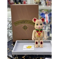 [In Stock] BE@RBRICK x Karimoku x Maneki Neko 400% 「福入」bearbrick wooden lucky cat
