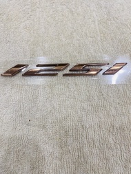 [Giá 1 chữ] Tem dán xe máy chữ nổi 125i zin màu đồng có sẵn keo siêu dính