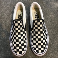 ขายรองเท้า vans Slip on สภาพเต็ม 99% พื้นเต็มครับ พิจารณาตามรูปภาพน่ะครับ Size “ 45 ‘ UK 10.5 ‘