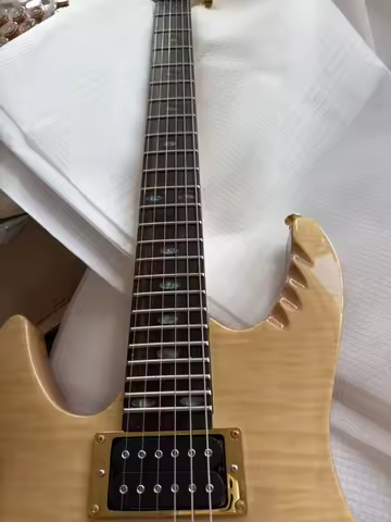 Left-hand 6-string guitar, with abalone inlay, flame leather on the top of the body, in natural colo