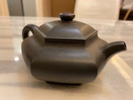 紫砂茶壺 （捂灰工藝 ）六方抽角 顧景舟款 240 mL