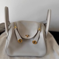 有購証🩷 Hermes mini lindy 80 珍珠灰手提包，21年的，金扣 Swift皮