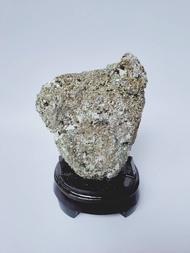 เพชรหน้าทั่ง หรือแร่ไพไรต์ (Pyrite) ถือเป็นเครื่องรางที่บรรดานักเล่นของขลังเสาะแสวงหา โดดเด่นด้านอยู่ยงคงกระพัน เมตตามหานิยม