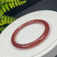 高品質 鴿血紅草莓晶手鐲 58+MM 冰透爆閃圓條水晶手環 活力朝氣