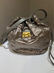 Marc by Marc Jacobs 金屬感水桶包