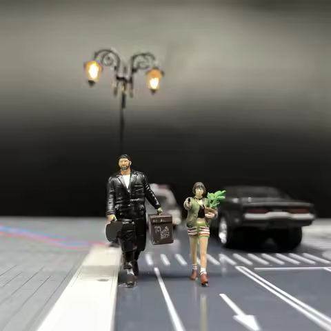 1/64 Scale Figures killer Leon and Matilda Street Light Scene Model Cast Alloy Car Static State Mini