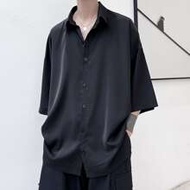 Manfinity Homme เสื้อเชิ้ตแขนสั้นกระดุมสำหรับผู้ชาย ทรงหลวม สีดำ คอปก สำหรับฤดูร้อน สไตล์สตรีทแวร์ ส