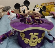 這款商品是香港迪士尼樂園 15 週年特別版米奇和米妮爆米花桶。