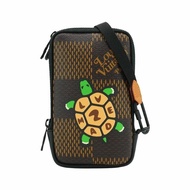 Louis Vuitton 展示品 Nigo聯名款烏龜圖案斜背手機包(N40377-咖)