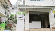 上坡平房飯店 (Uphill Cottage)