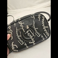 經典與潮流的完美平衡 ✨ Salvatore Ferragamo 草寫 Logo 復古相機包
​這款包包真的寫了我的名字！🖤