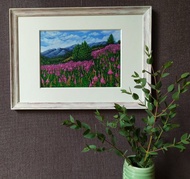 盛開的阿爾泰山。一片生氣勃勃的紫色柳蘭田。獨一無二的藝術品