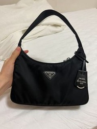 【全新現貨】PRADA Re-Edition 2000 Black 粗肩帶 Hobo腋下包 黑色