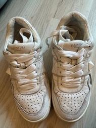 Valentino 窩釘小白鞋
